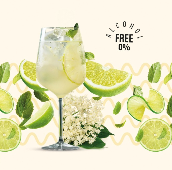 Napój bezalkoholowy z limonką i miętą, otoczony plasterkami limonki.