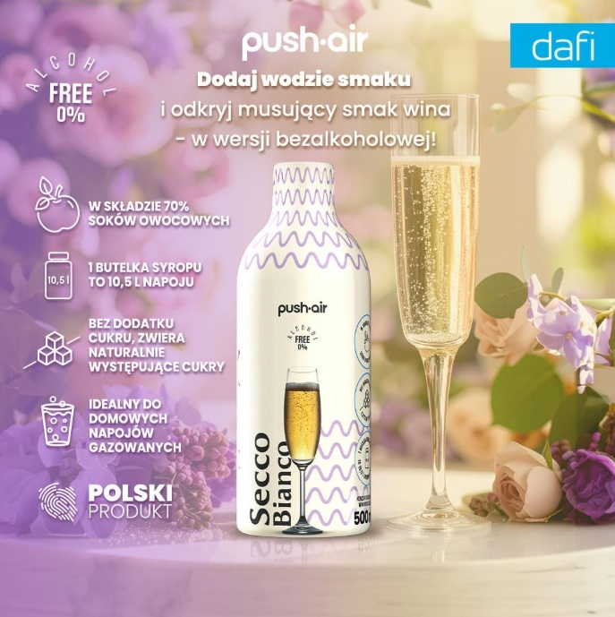 Bezalkoholowy syrop Secco Bianco w butelce obok kieliszka wina musującego.