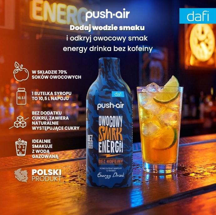 Owocowy koncentrat napoju energetycznego z limonką i lodem na barze.