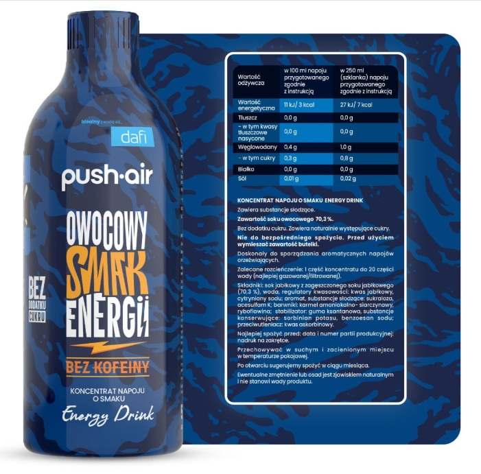 Ciemnoniebieska butelka z niebieskim wzorem kamuflażu i białym napisem. Zawiera napój energetyczny.