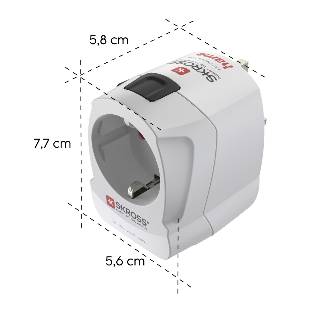 Ein weißer Reiseadapter mit Maßangaben: 5,8 cm, 7,7 cm, 5,6 cm.