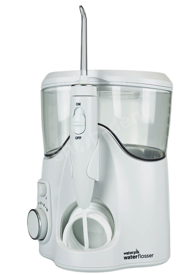 Biały Waterpik Waterflosser z przezroczystym zbiornikiem i mocowaną dyszą.