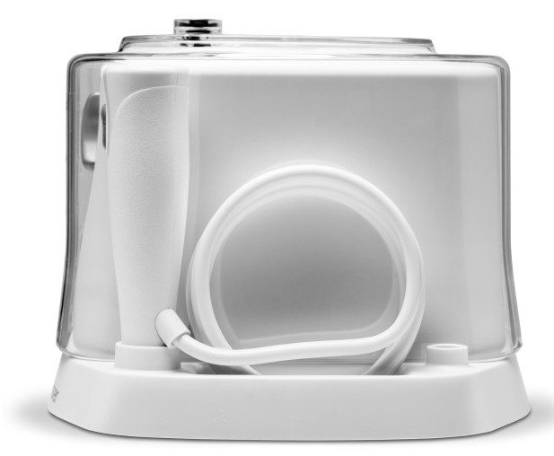 Biała elektryczna irygator do zębów z przezroczystą pokrywą i zwiniętym wężem.