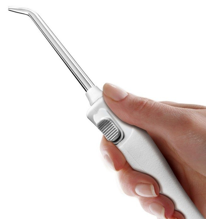 Dłoń trzyma białe urządzenie do płukania jamy ustnej z cienką końcówką.