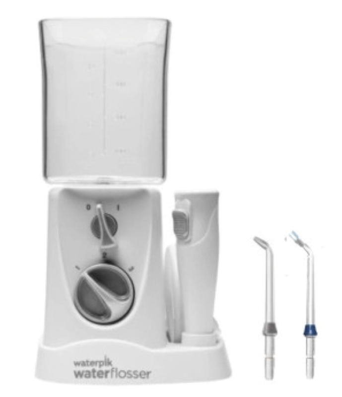 Biały irygator Waterpik z dwoma końcówkami na białym tle.