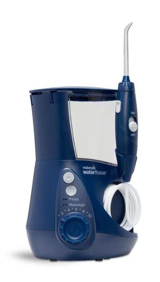 Niebieska irygator wodny Waterpik z przezroczystym zbiornikiem i uchwytem na wąż.