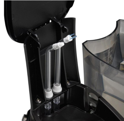 Dwie przezroczyste rurki z niebieskimi końcówkami wystają z czarnego uchwytu.