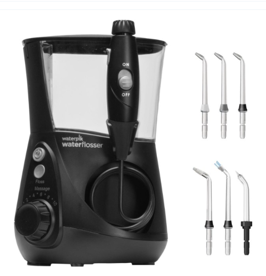 Czarny Waterpik Waterflosser z przezroczystym zbiornikiem i wieloma końcówkami.