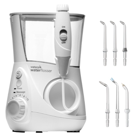 Biały Waterpik Waterflosser z różnymi końcówkami po bokach.