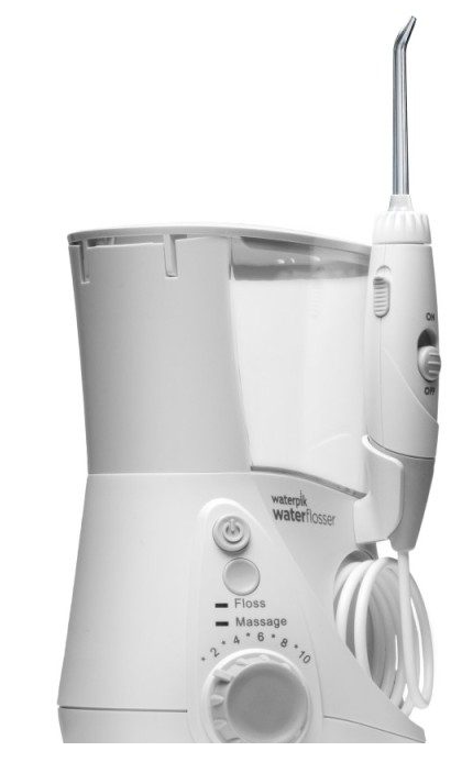 Biały Waterpik Waterflosser z przezroczystym zbiornikiem na wodę i rączką.