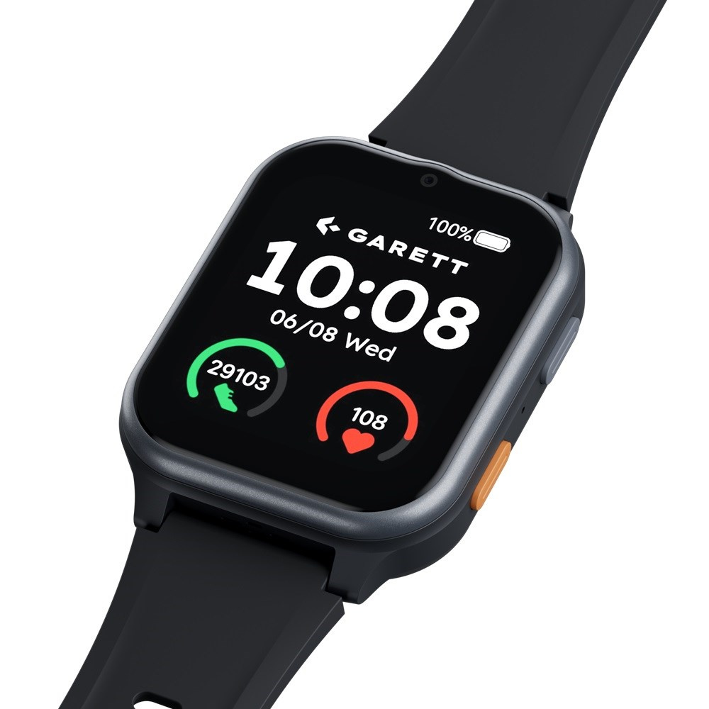 Czarny smartwatch z czarną opaską wyświetla 10:08, datę i dane aktywności.