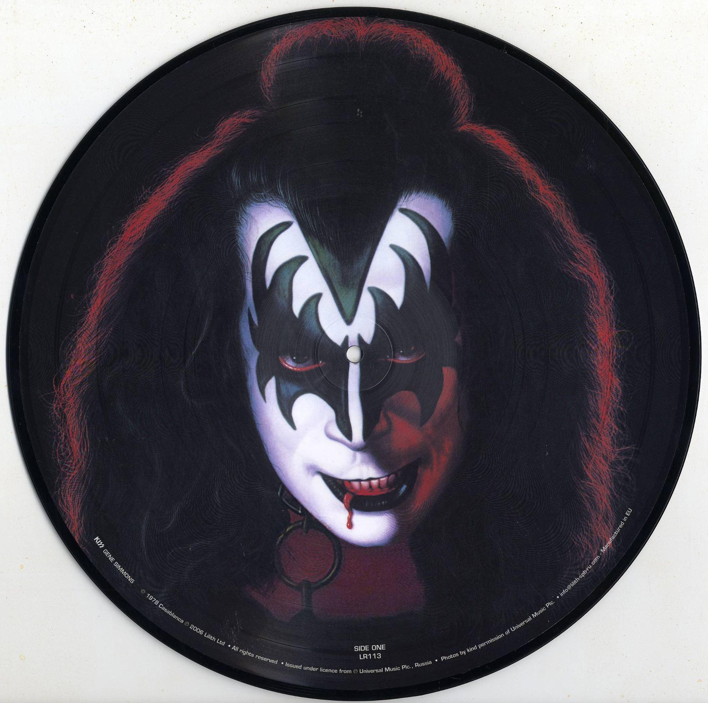 Gene Simmons kép-lemeze ikonikus sminkjével és vörös hajával.