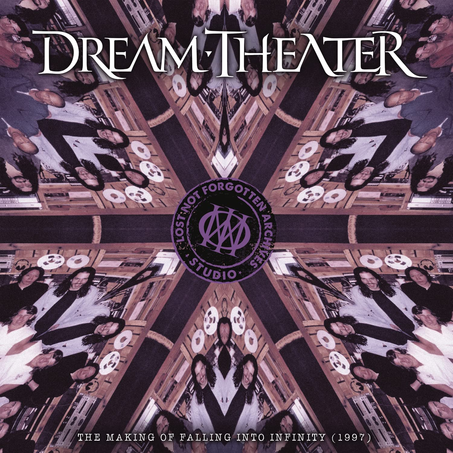 Dream Theater logó egy zenekari tagokból és stúdióberendezésekből álló, kaleidoszkópszerű kép felett.