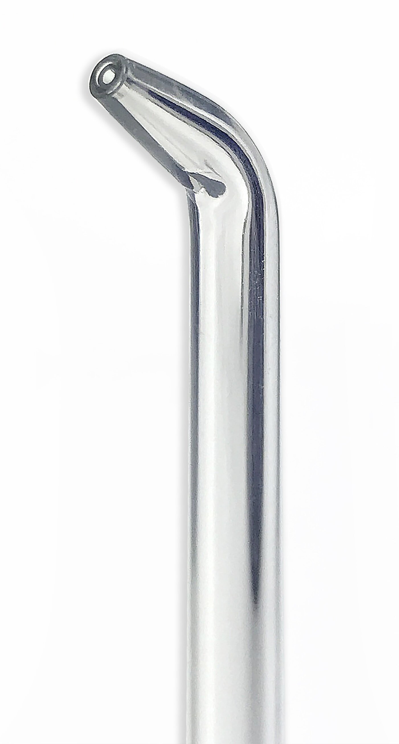 Przezroczysta szklana końcówka z kątową końcówką, na białym tle.