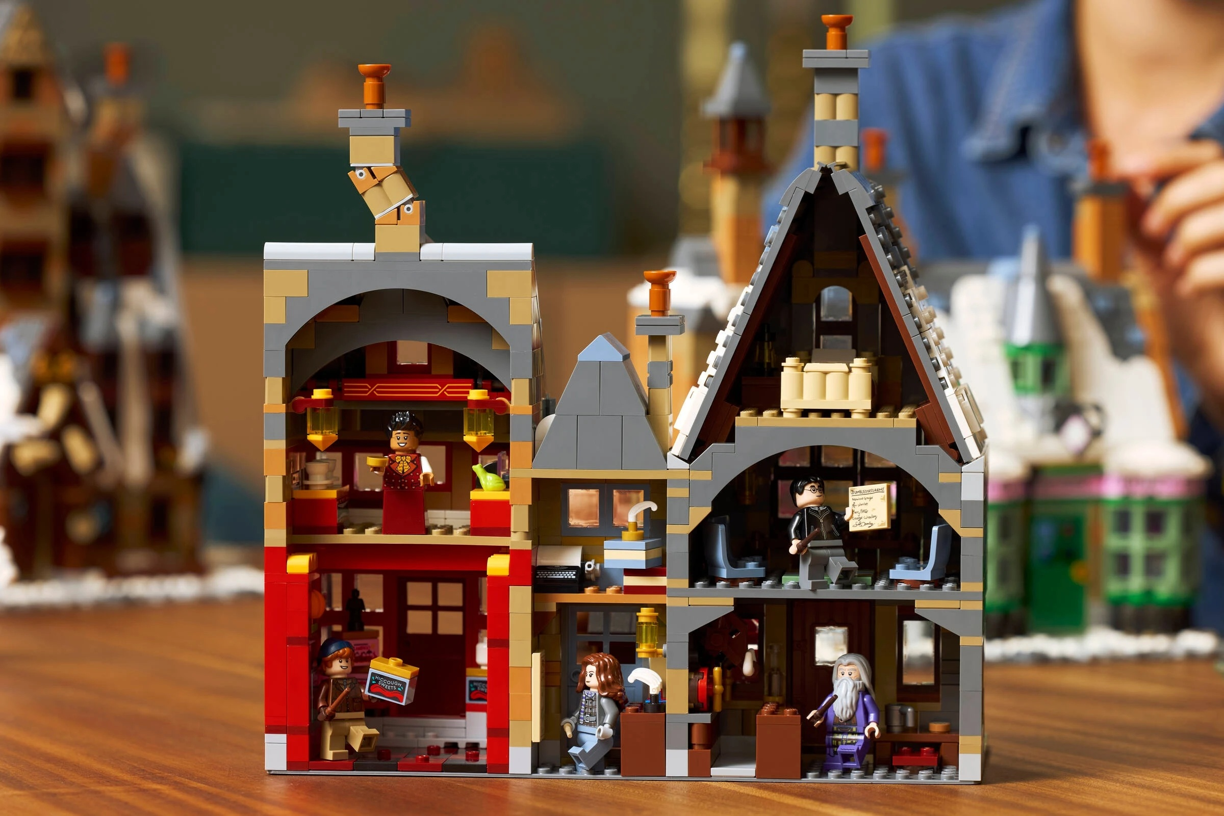 Model Lego chatki Hagrida z figurkami i meblami w środku.