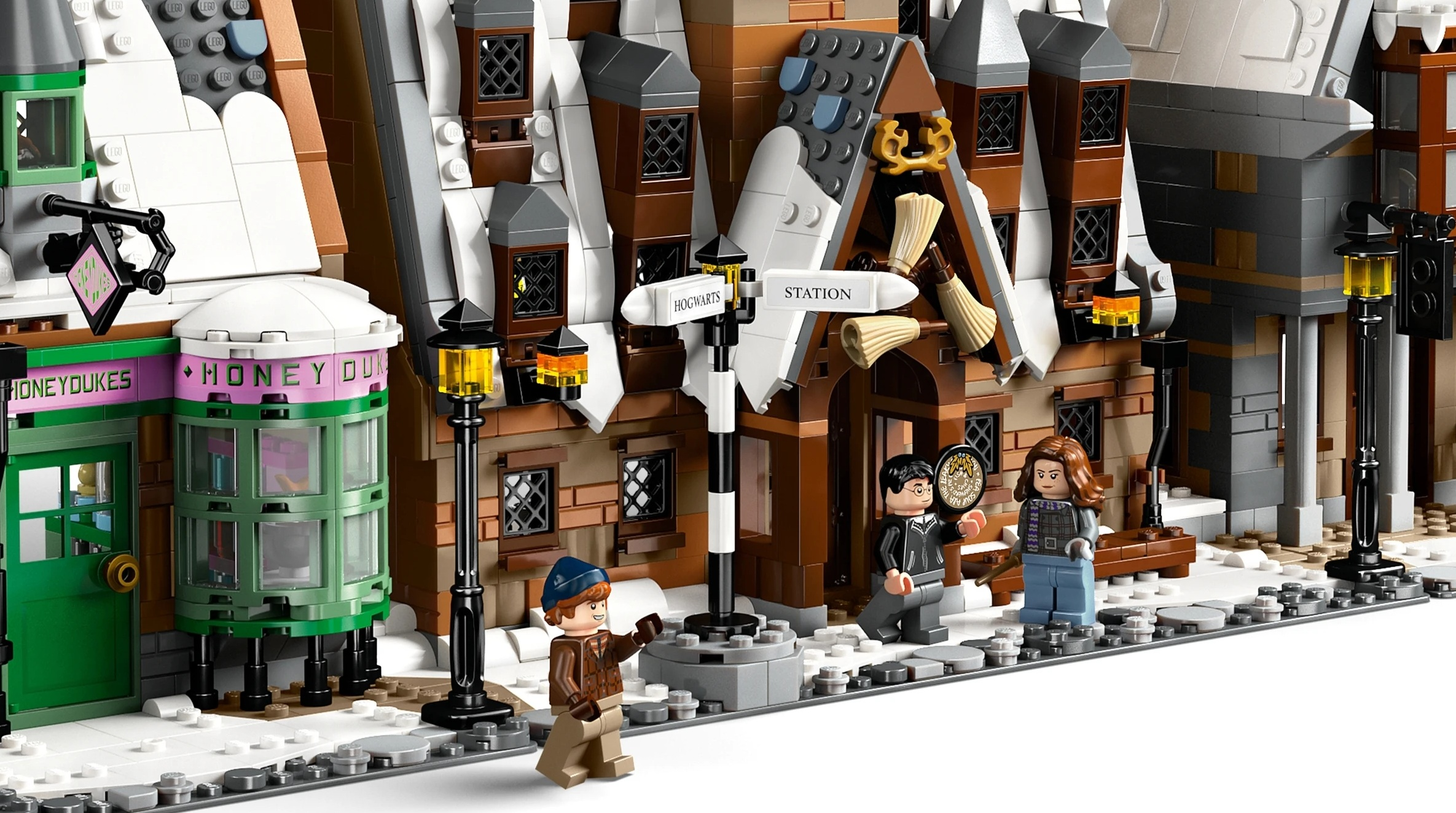 Model Lego budynków Hogwartu ze śniegiem, postaciami i znakami.
