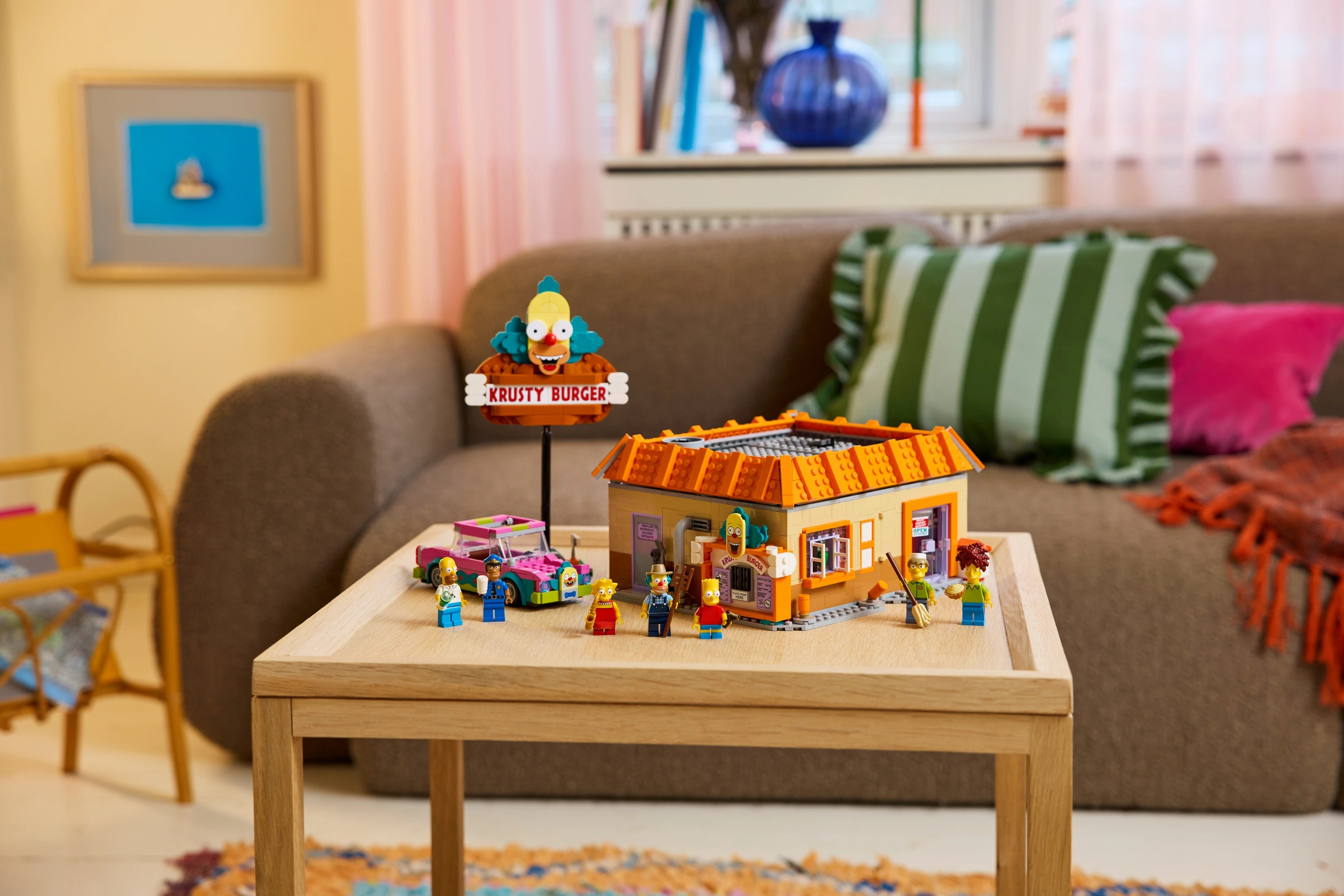 Zestaw Lego Simpsons Krusty Burger z figurkami i samochodem na stole.