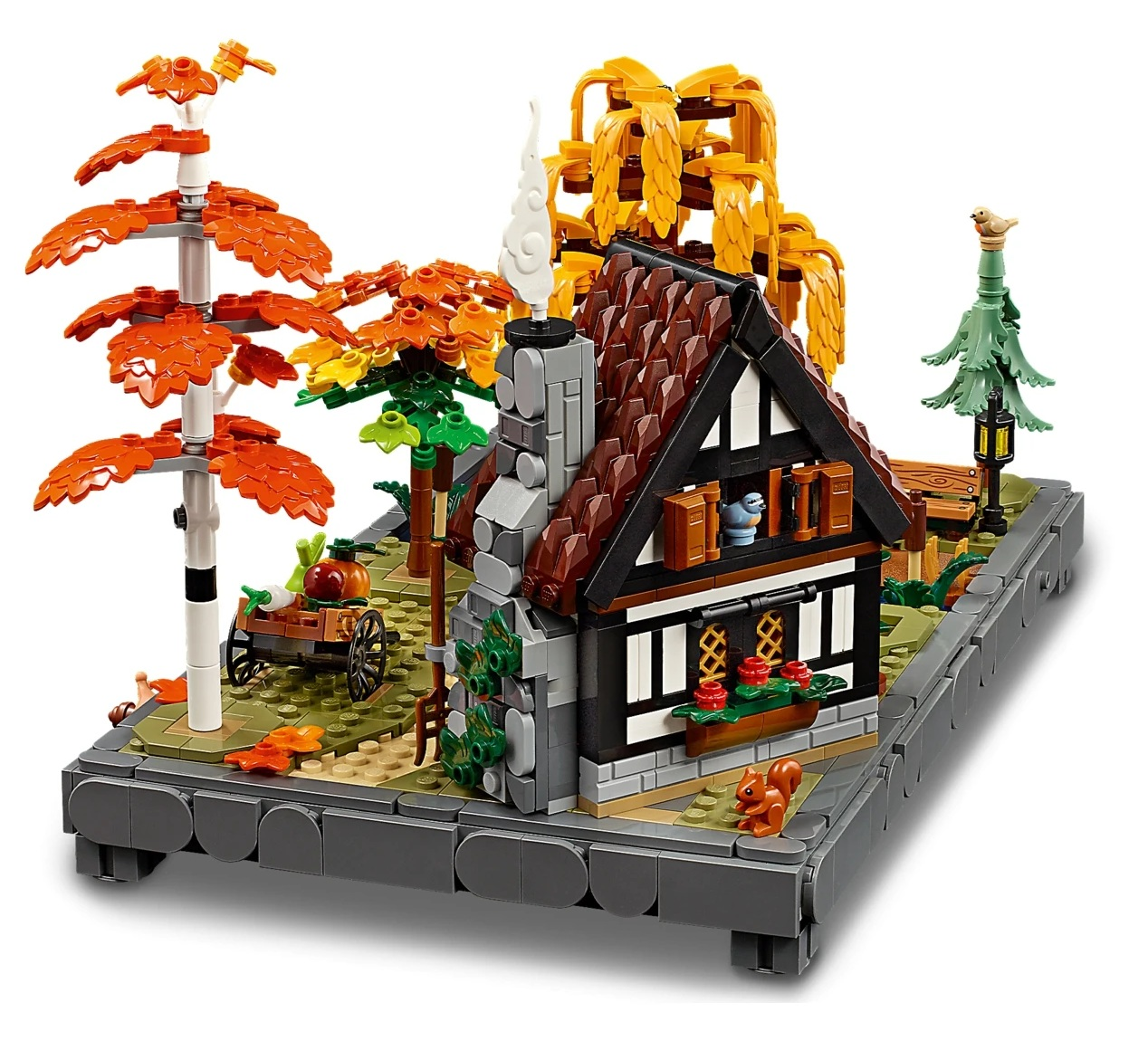 Jesienna sceneria LEGO z domkiem, drzewami, wozem, wiewiórką i ptakiem.