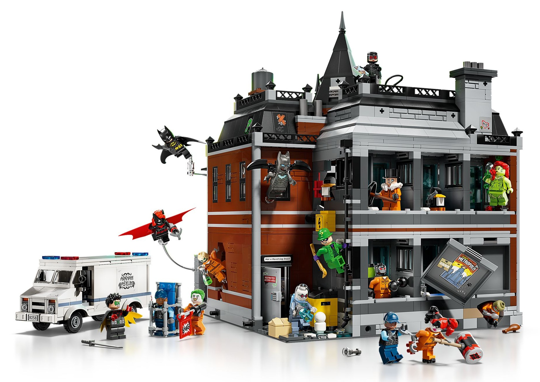 LEGO Arkham Asylum z figurkami Batmana i furgonetką więzienną.