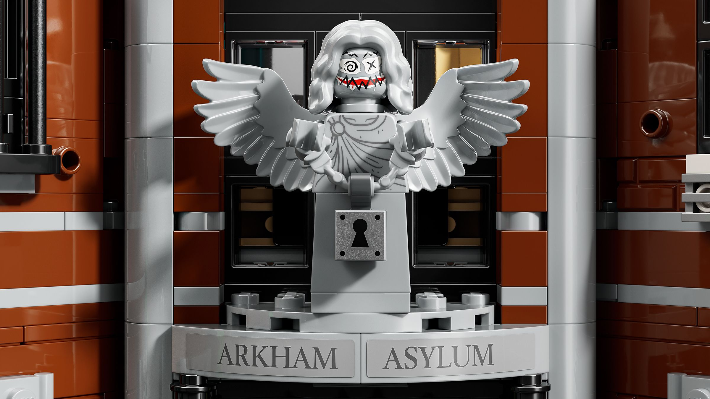 Model posągu anioła Lego z napisem "Arkham Asylum".