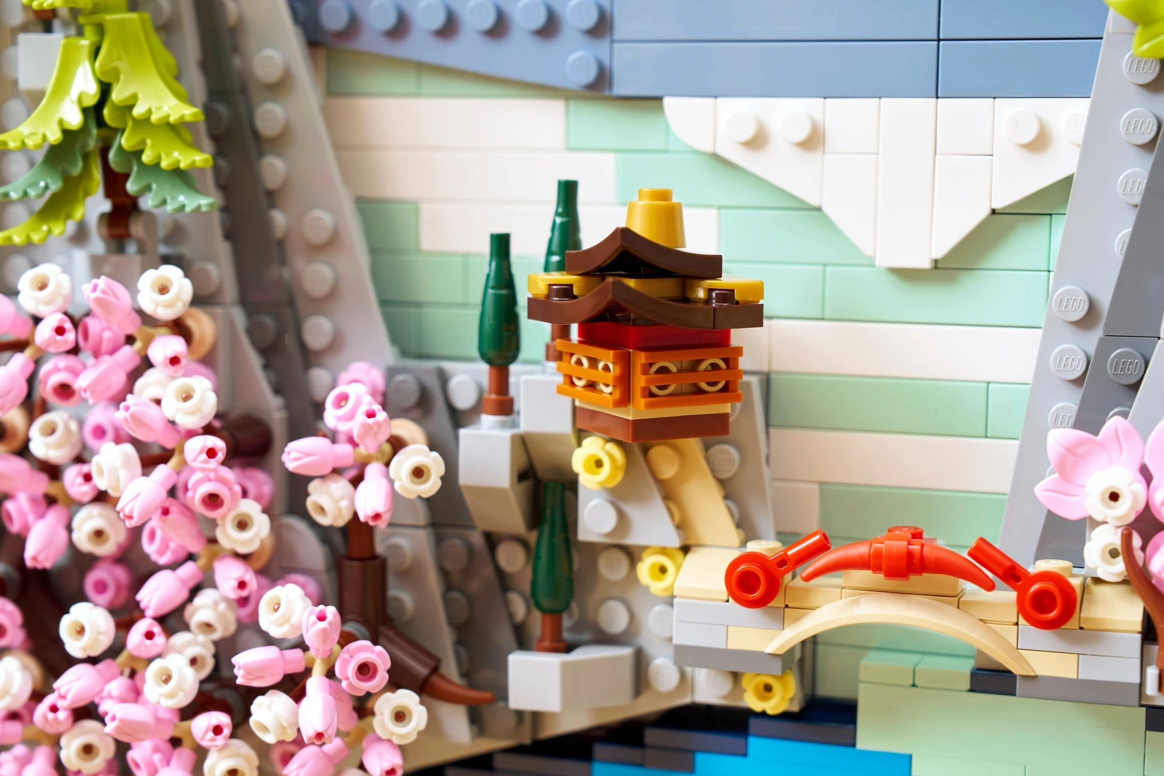 Model Lego z kwiatami wiśni, drzewami i budynkiem pagody.