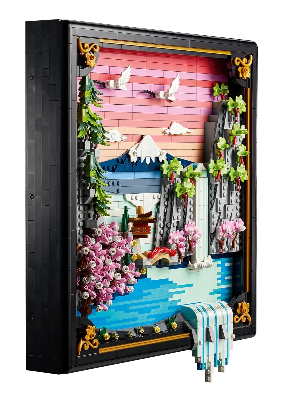 Diorama Lego z górami, wodospadem, kwitnącymi wiśniami i żurawiami o zachodzie słońca.