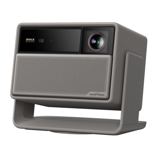 Szary projektor z logo IMAX, obiektywem i głośnikiem Harman Kardon.