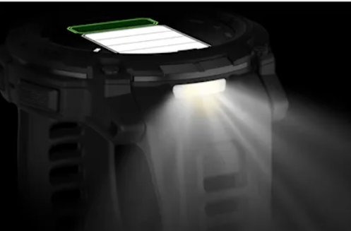 Czarny smartwatch z podświetloną latarką i wskaźnikiem baterii.