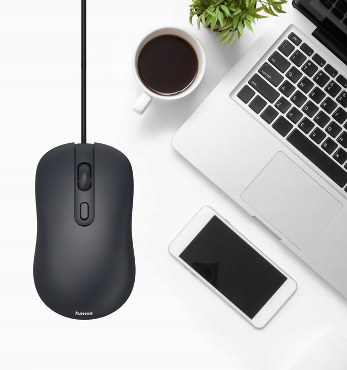 Czarna mysz, laptop, smartfon, filiżanka kawy i roślina na biurku.