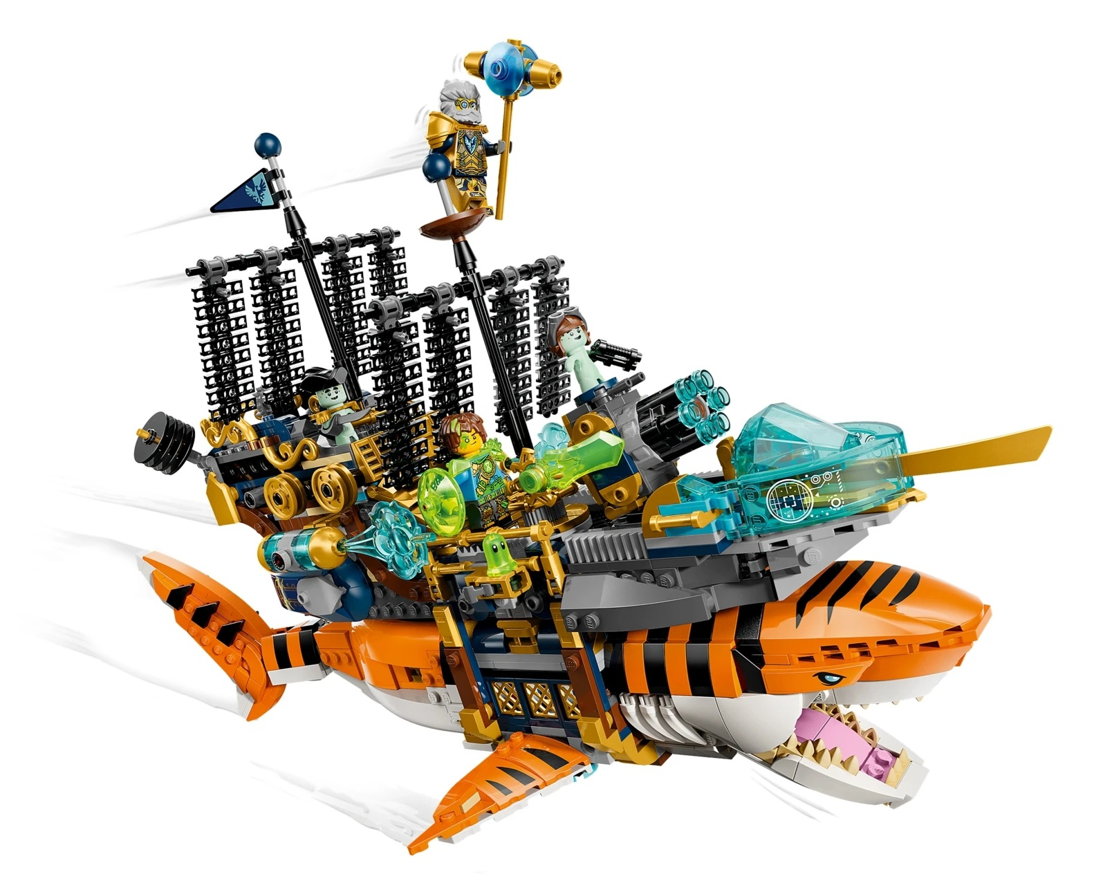 Statek Lego w kształcie rekina z figurkami i działami na białym tle.