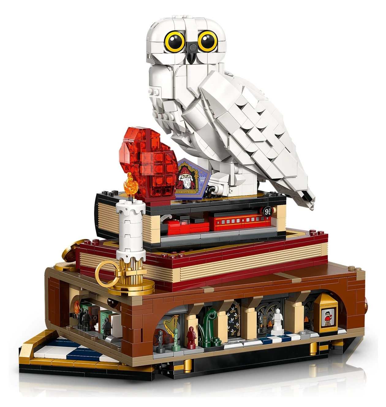 Model Lego śnieżnej sowy na książkach ze szczegółowymi wnętrzami.