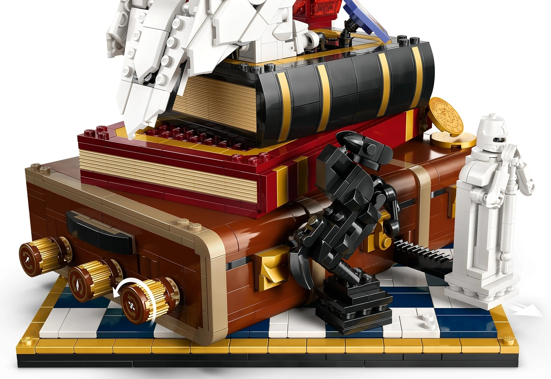 Model Lego książek, walizki i figur szachowych na wzorzystej podstawie.