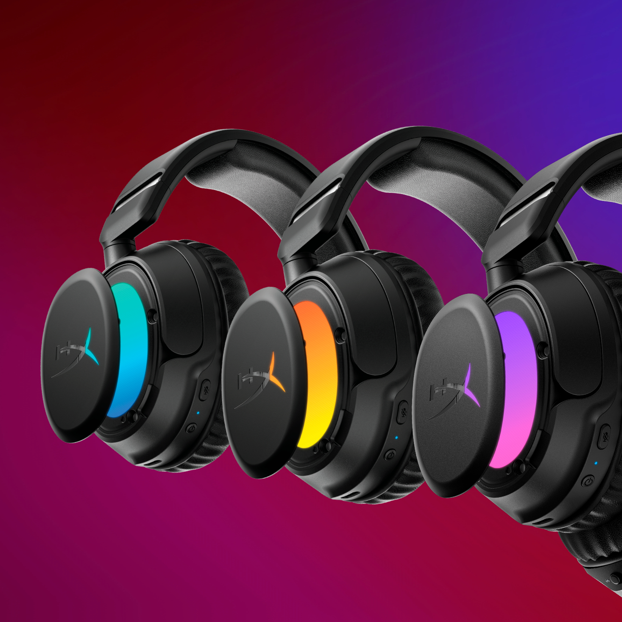 Tres auriculares negros con copas interiores brillantes en azul, naranja y lila.