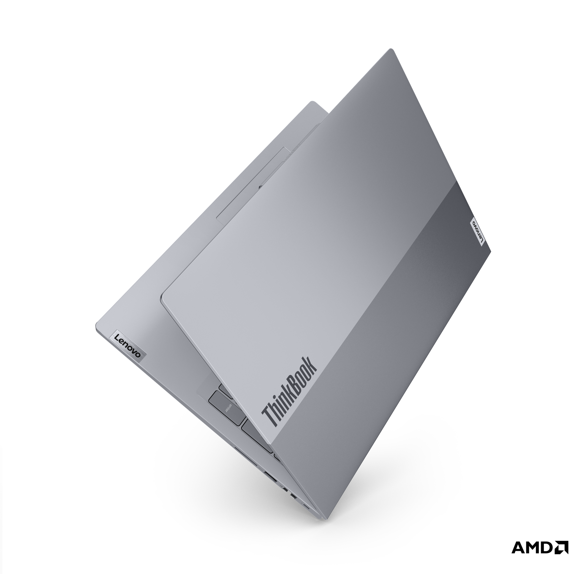 Ein geschlossener silberner Lenovo ThinkBook Laptop auf schwarzem Hintergrund.