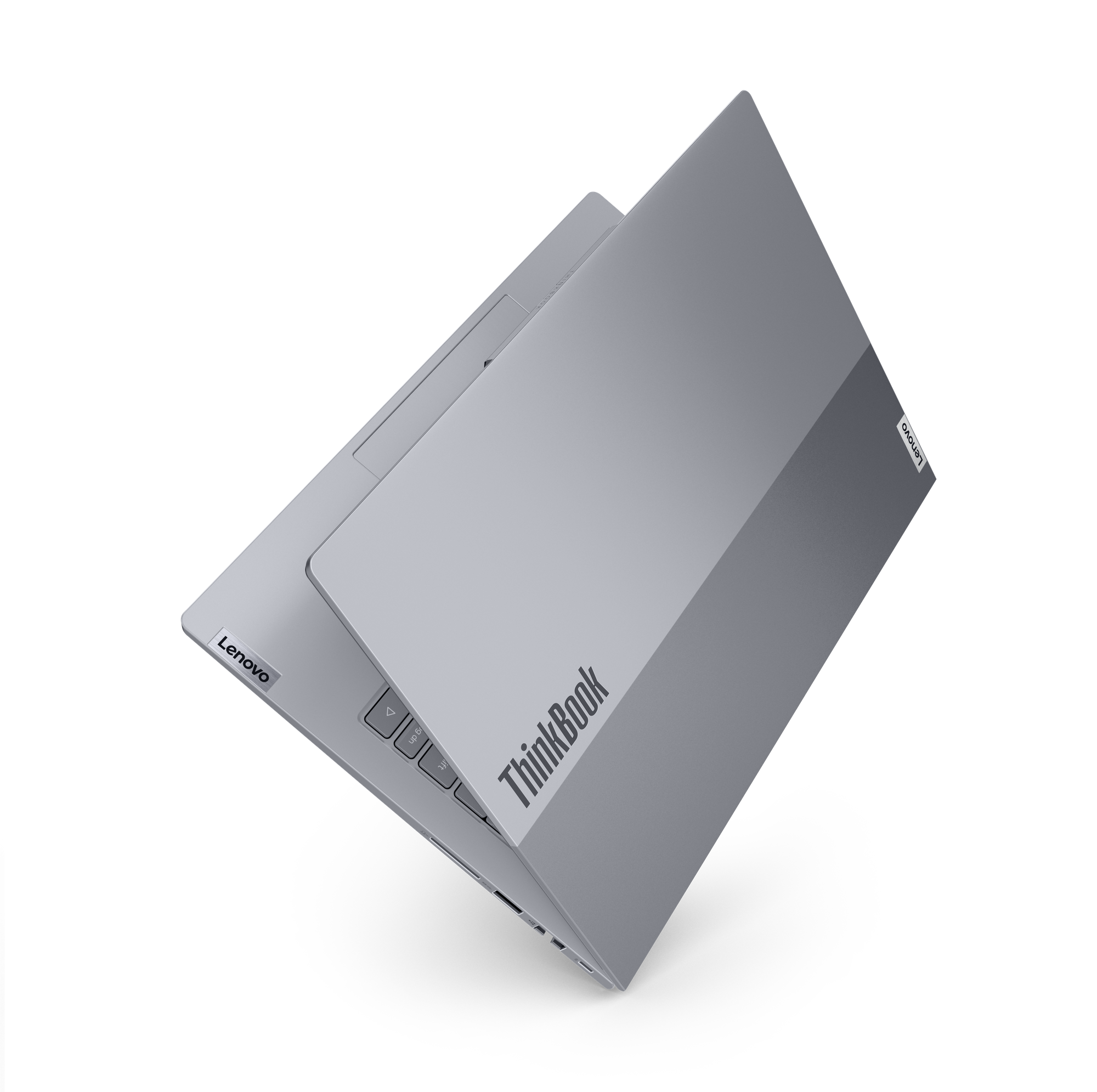 Ein silberner Lenovo ThinkBook Laptop ist schräg abgebildet, mit schwarzem Hintergrund.
