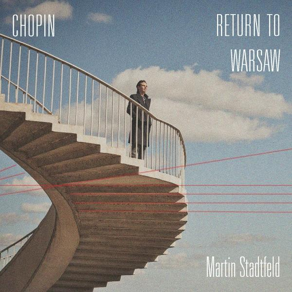Mann auf Betonstufen einer Wendeltreppe vor blauem Himmel. Text: Chopin