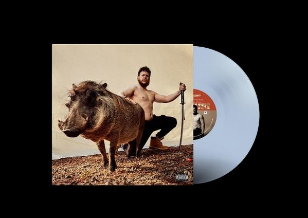 Ein Mann mit Schwert neben einem Warzenschwein auf einem Albumcover. Daneben eine Schallplatte.