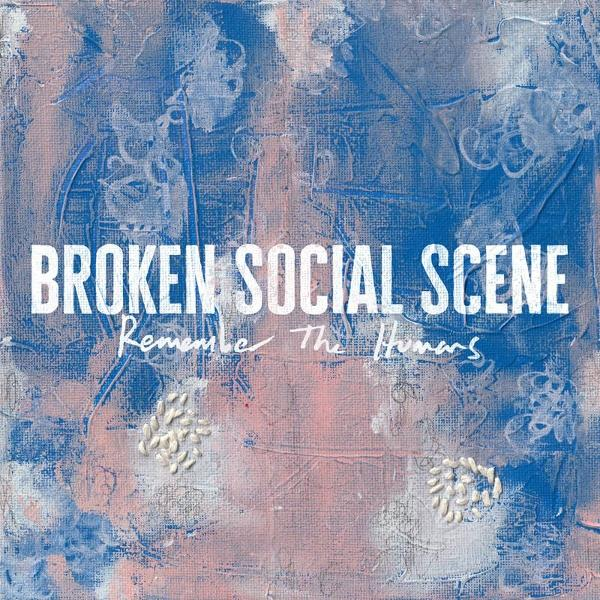 Abstrakte Kunst mit blauem und rosafarbenem Hintergrund. Weiße Schrift oben: Broken Social Scene.