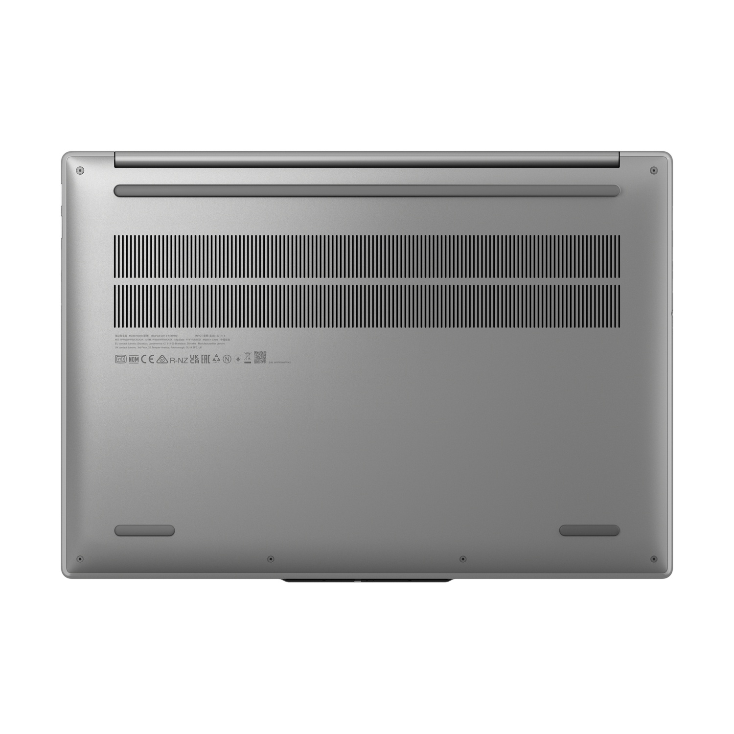 Parte inferiore di un laptop argentato, con fessure di ventilazione ed etichette.