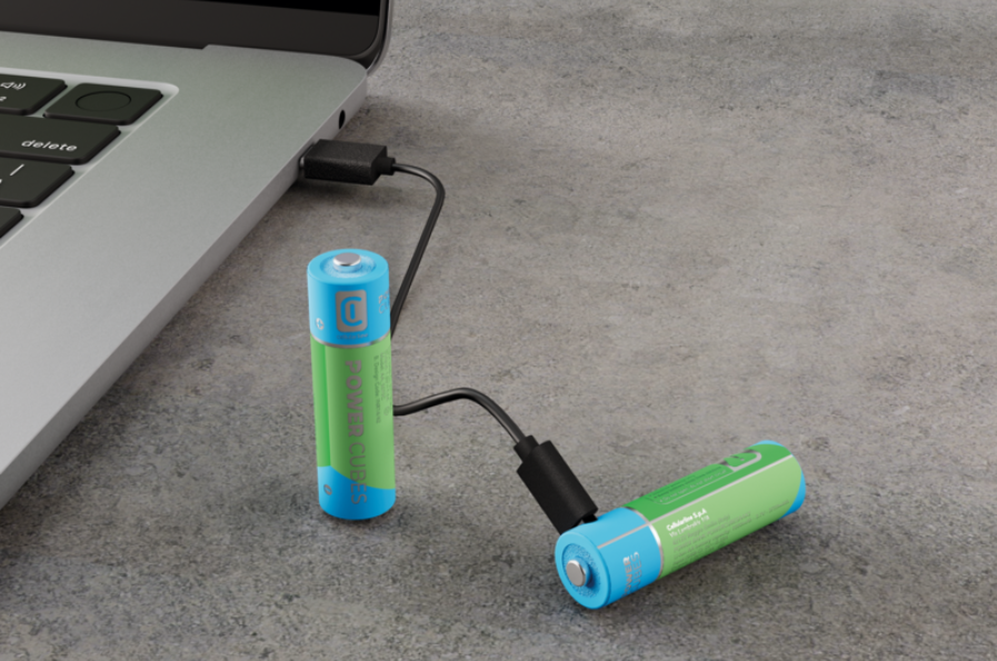İki AA pil USB ile bir dizüstü bilgisayara bağlı.