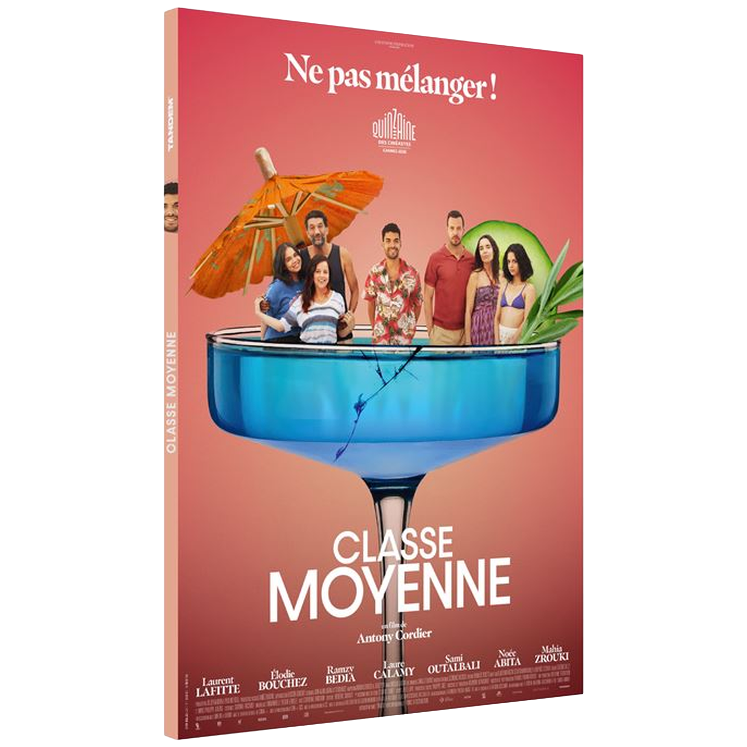 Affiche de film avec des personnes dans un immense verre à cocktail, titre "Classe Moyenne".