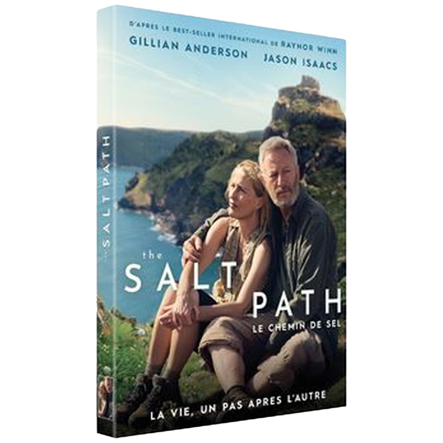 Un couple assis sur une colline surplombant la mer et les ruines d'un château.