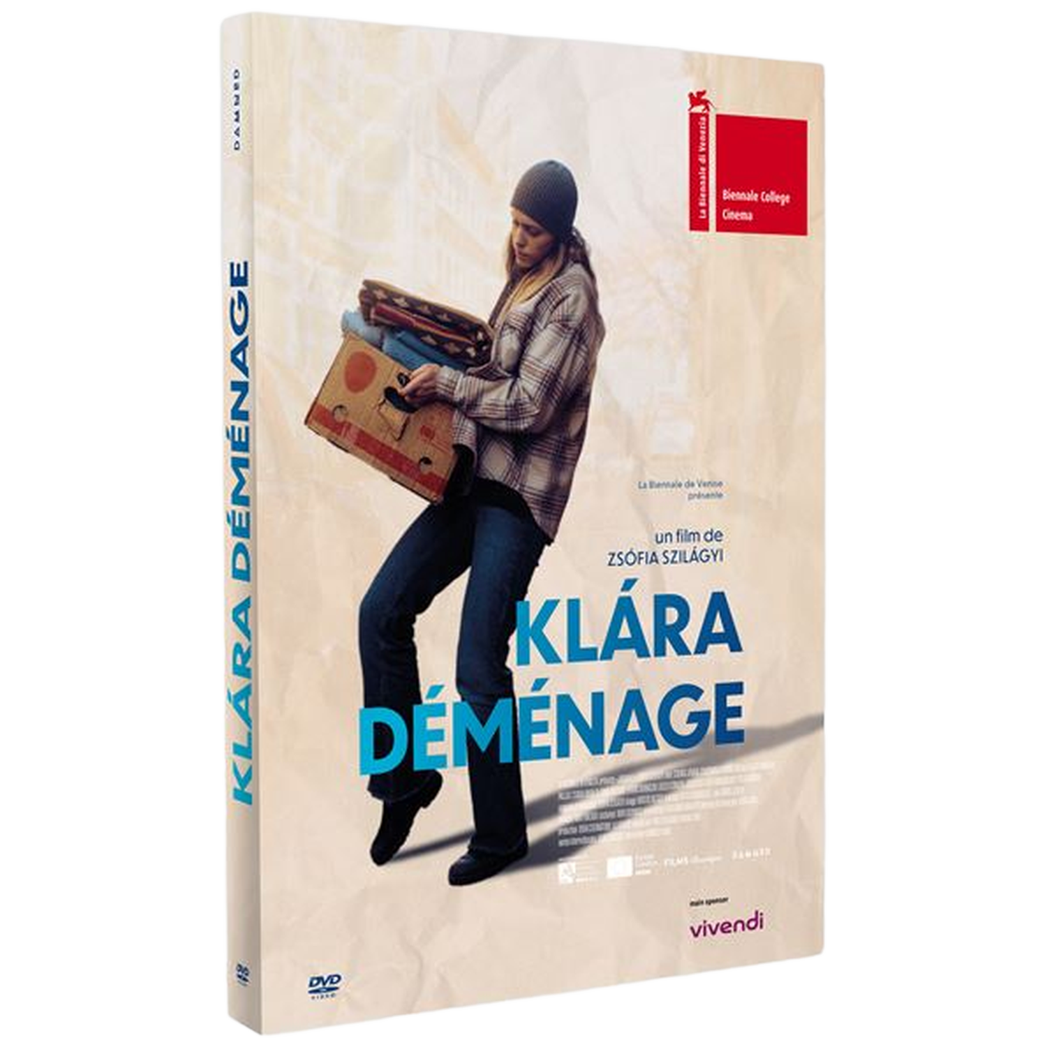 Une affiche de film avec une jeune femme portant des cartons. Le titre est Klára Déménage.