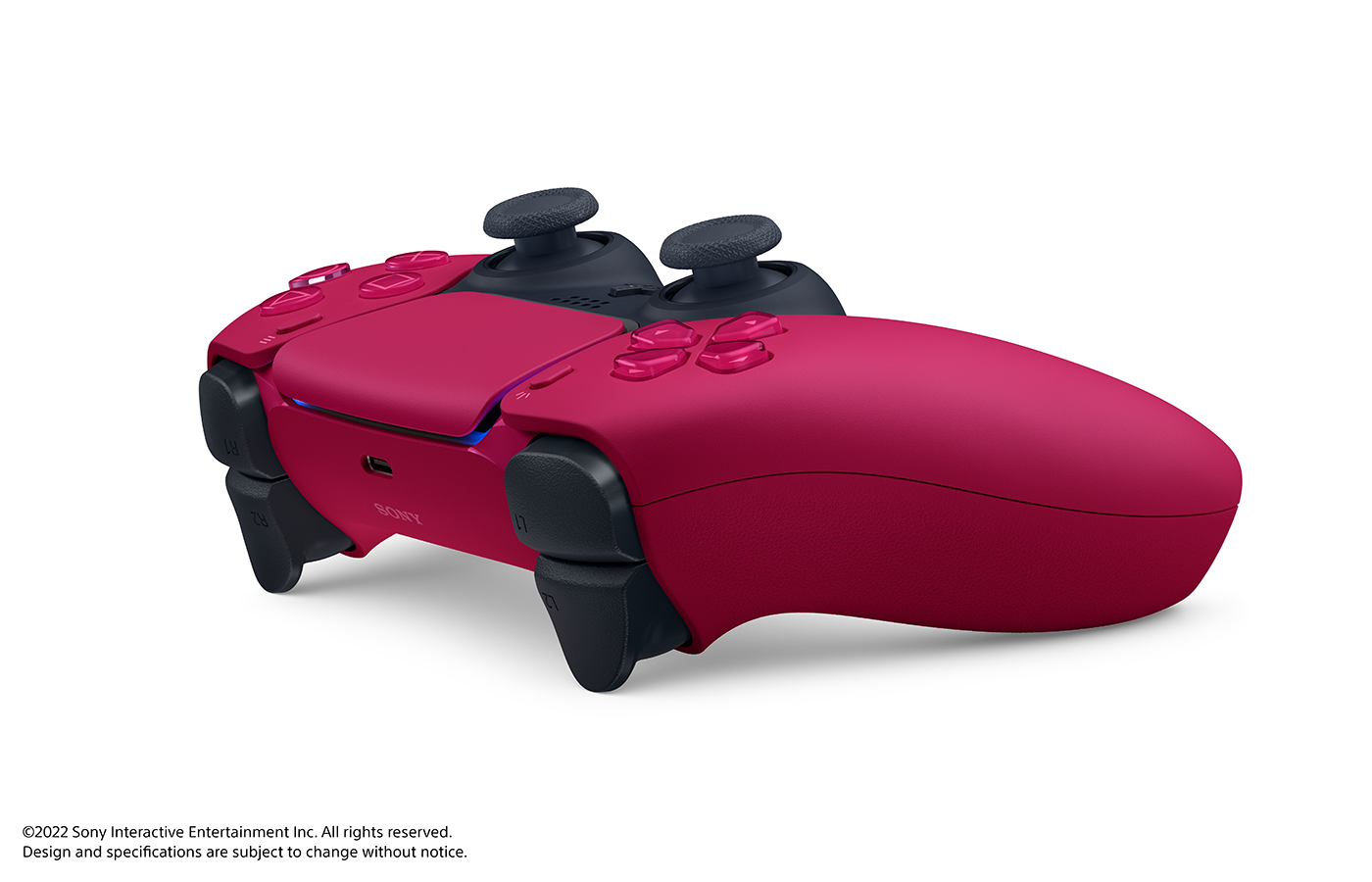 Pembe PlayStation 5 oyun kumandası beyaz zeminde duruyor.