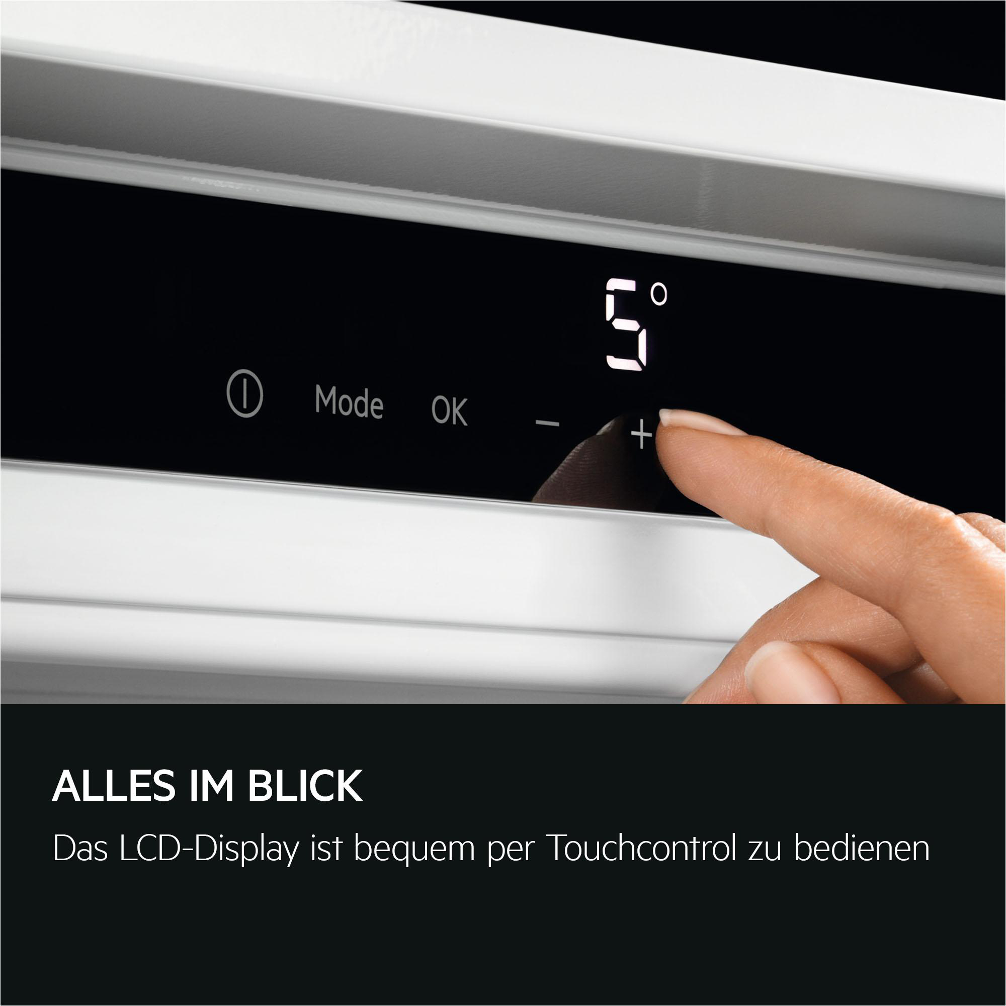 Ein Finger drückt auf das Pluszeichen des LCD-Displays, das 5° anzeigt.
