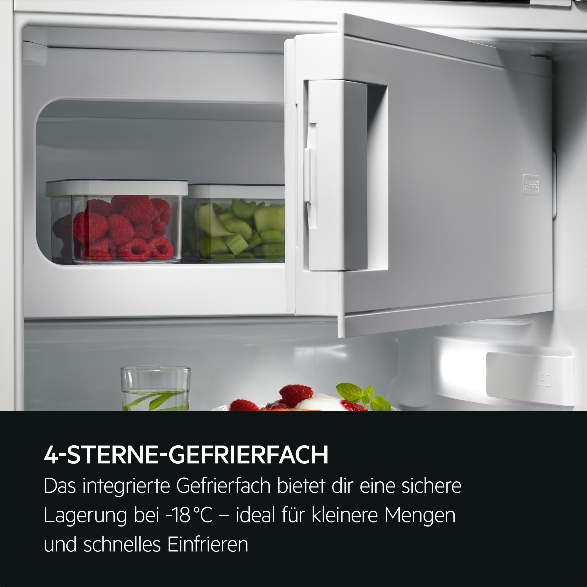 Gefrierschrank mit Beeren und Gemüse in Behältern. LED-Licht.