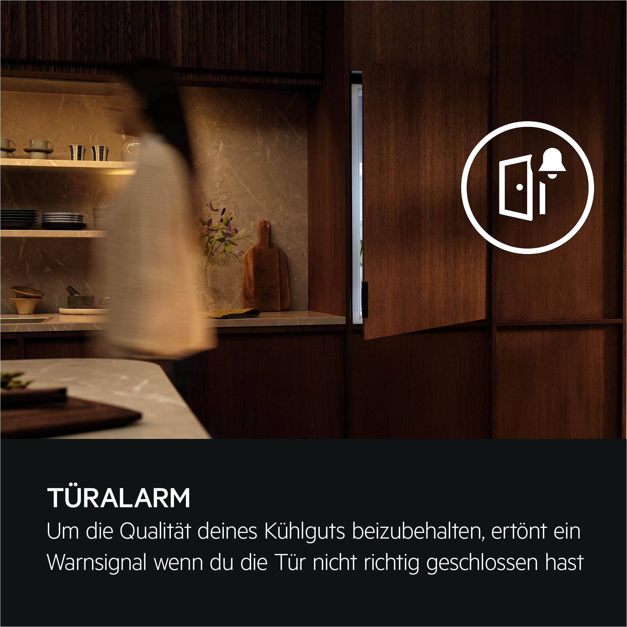 Ein offenes Kühlschranktür-Symbol mit Alarmglocke auf dunklem Holz.