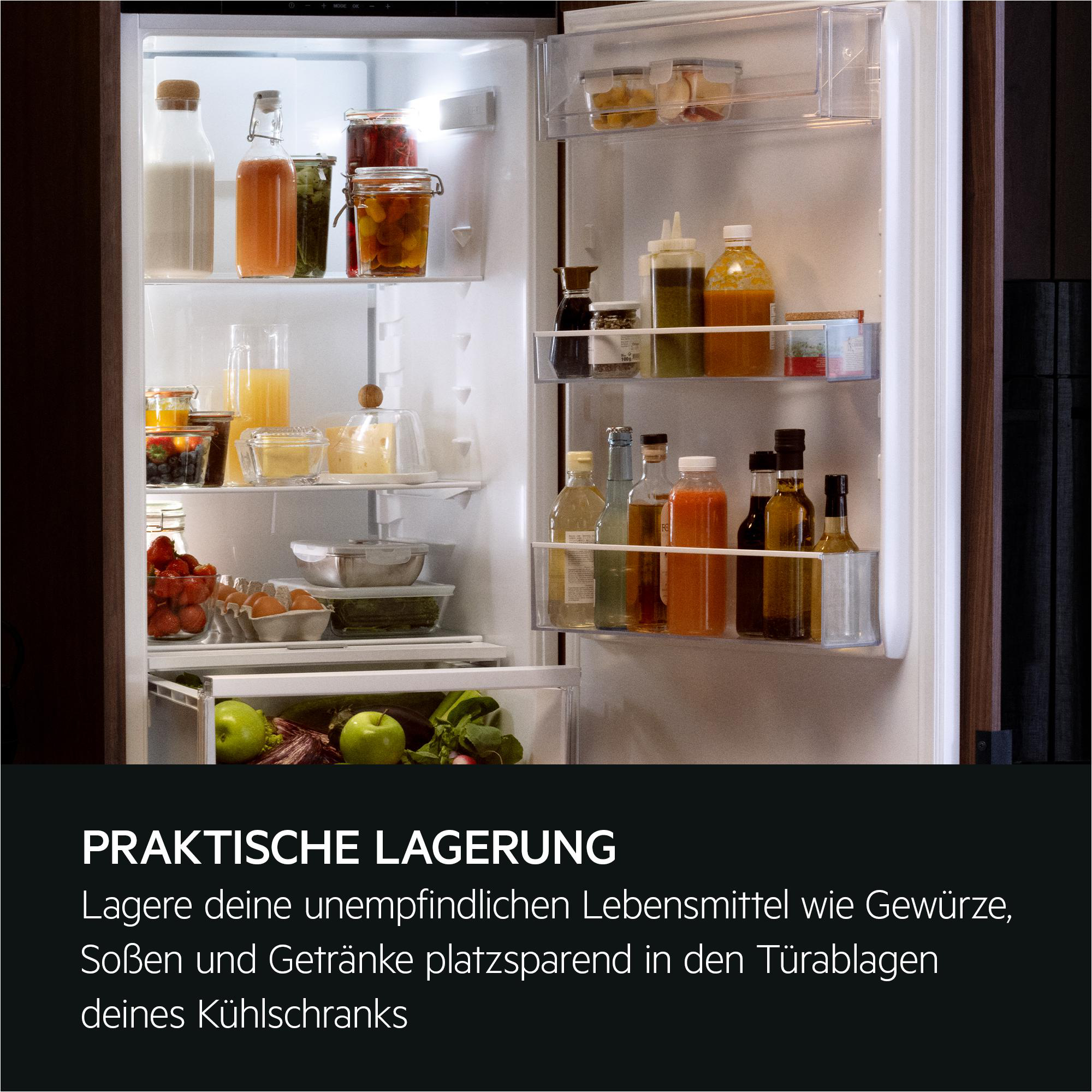 Ein offener Kühlschrank mit vielen Lebensmitteln in Glasbehältern und Flaschen.
