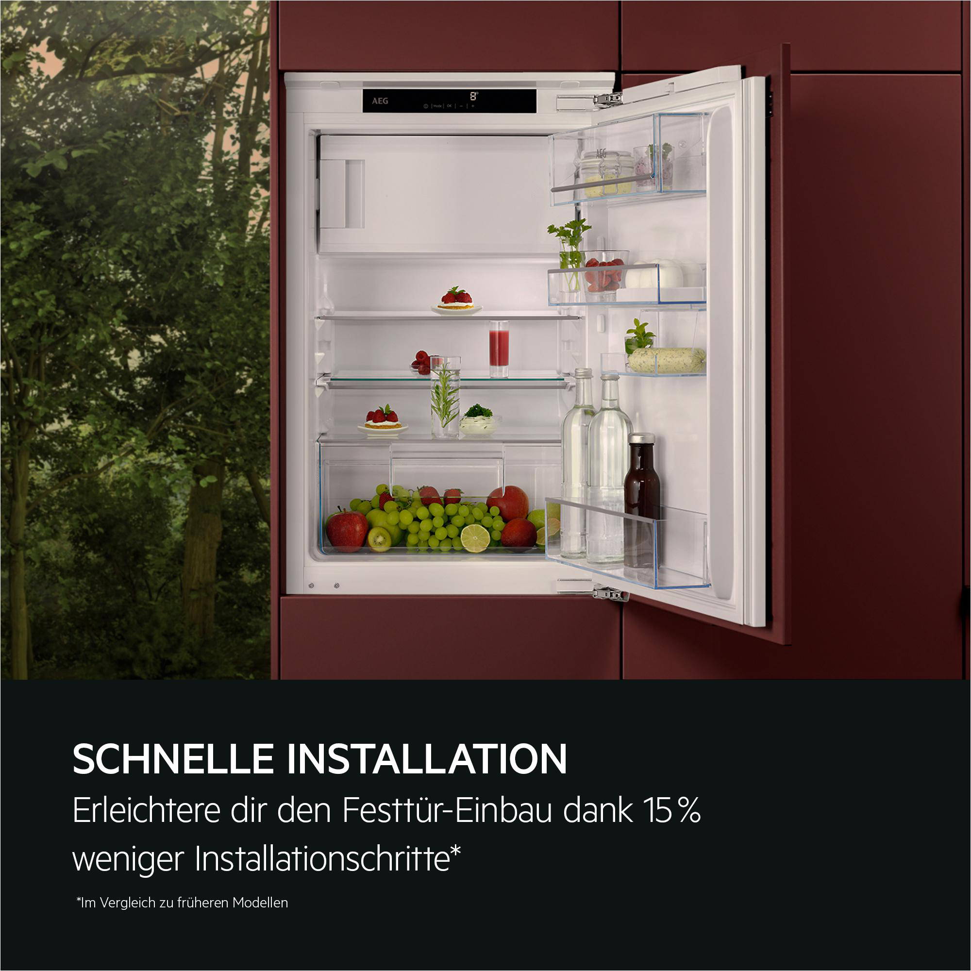 Ein offener Kühlschrank mit Lebensmitteln und dunkler Wand. Text unten.