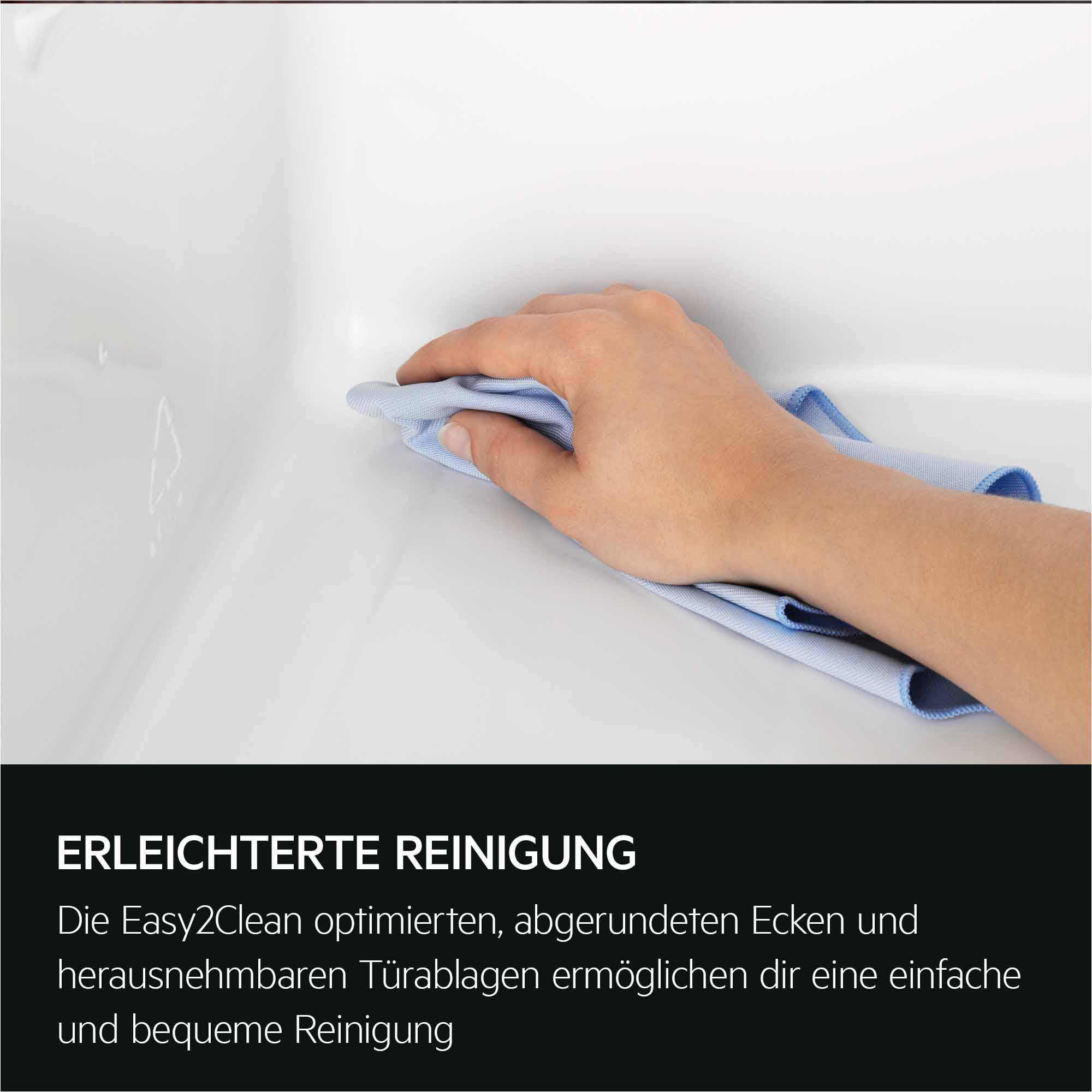 Hand wischt mit blauem Tuch über weiße Oberfläche. Erleichterte Reinigung.